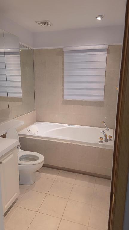 ein Badezimmer mit Badewanne, Toilette und Waschbecken in der Unterkunft Résidence J'aime in Laval