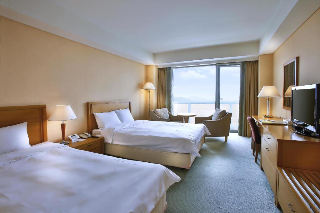 Postel nebo postele na pokoji v ubytování Hotel Hyundai by Lahan Mokpo