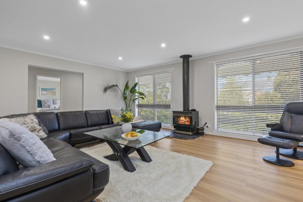 Et opholdsområde på LUXURY PET-FRIENDLY's BENDIGO ACCOMMODATION 4 BEDROOM 2 BATHROOMS ENTIRE HOME WALK TO BENDIGO CBD LAKE EASTER FESTIVAL Bendigo Regional Tennis Centre BRTC Central Deborah Gold Mine Bendigo Art Gallery Golden Dragon Museum Rosalind Park The Great Stupa