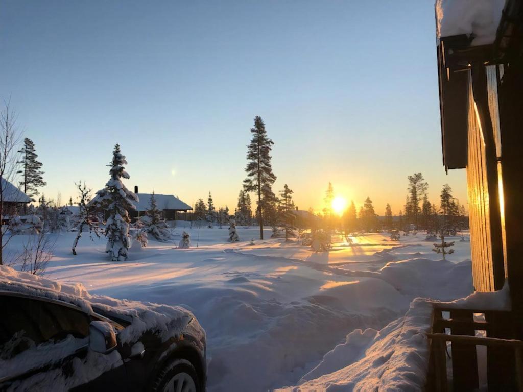 eine schneebedeckte Straße mit Sonnenuntergang im Hintergrund in der Unterkunft Cabin With Mountain View In Solberglia in Østby