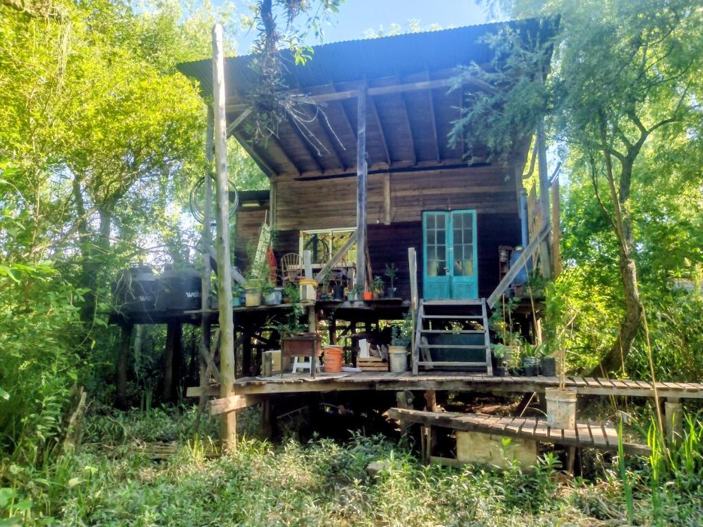 a house in the woods with a porch at Casita isleña in Tigre
