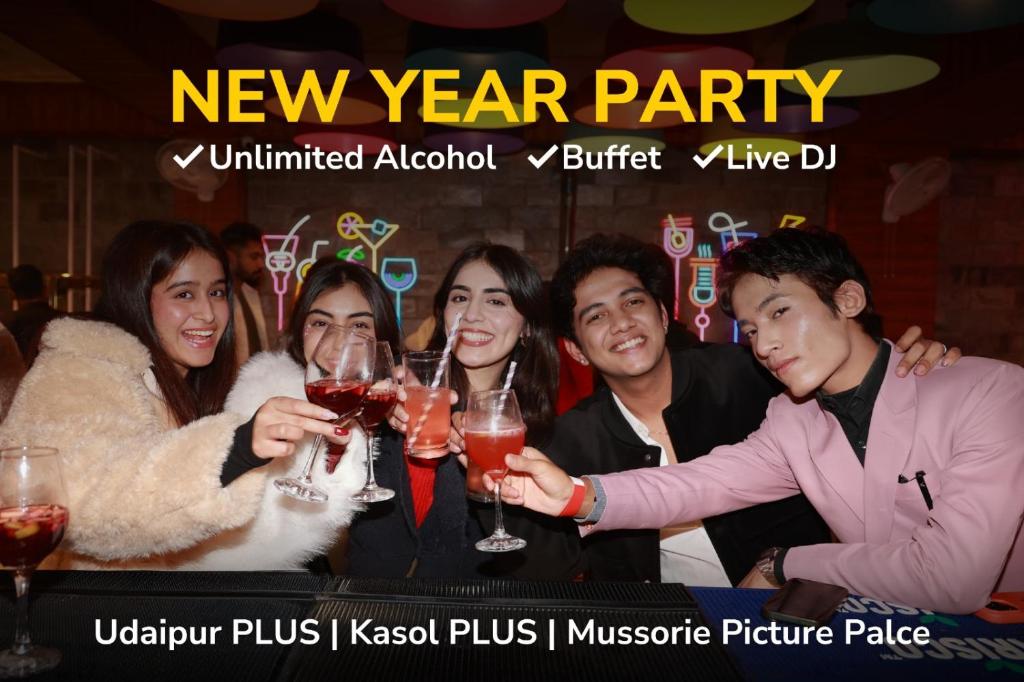 Un grupo de personas sosteniendo copas de vino en una fiesta de Año Nuevo. en goSTOPS Mussoorie, Library Road, en Mussoorie