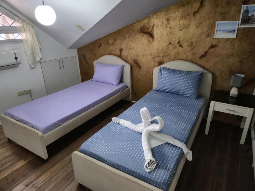 En eller flere senge i et værelse på Cosy 2 bedroom in Paramount by Kandi