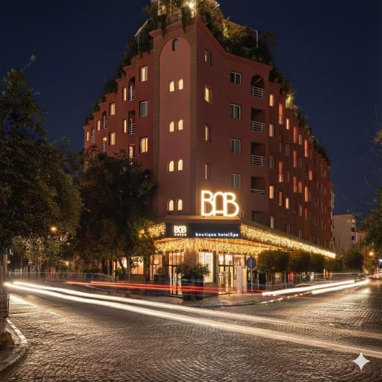 马拉喀什Le BAB HOTEL, Boutique Hôtel & SPA的夜晚，一座大楼上挂着BBC的标志。