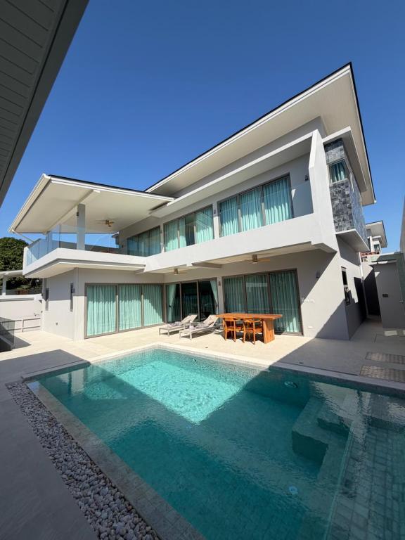 Ko SamuiCH Villa Sand Stone的一栋前面有游泳池的房子