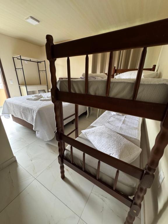 En eller flere senge i et værelse på Residencial Lara 7