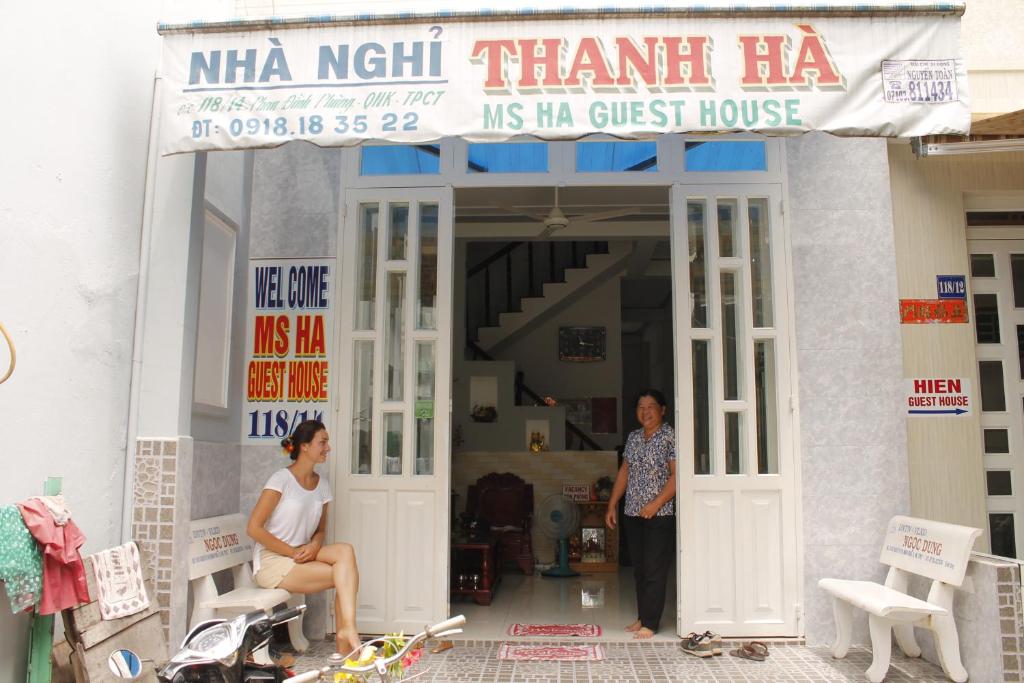 Thanh Ha Guesthouse في كان ثو: امرأة تقف خارج بيت ضيافة ahmikihmiki