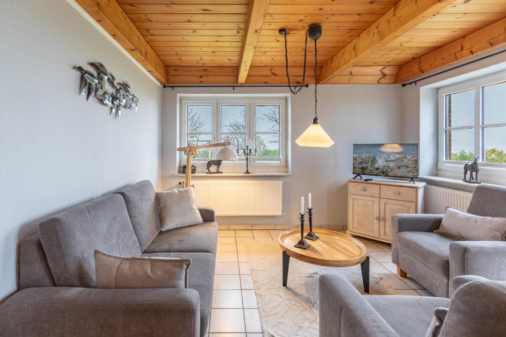 een woonkamer met twee banken en een tafel bij Schipp Landen Johanna in Schobüll