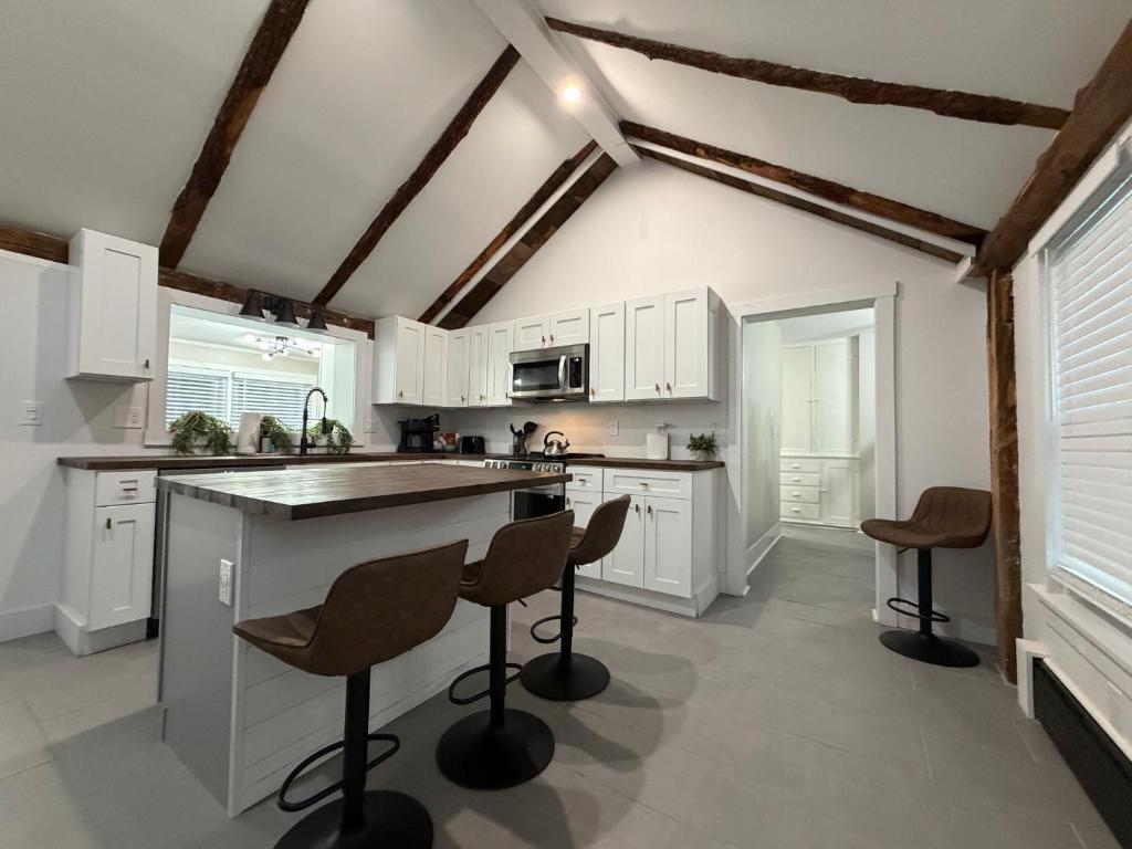 Nhà bếp/bếp nhỏ tại Rutland-Killington Mountain Midway: Refreshed 2BR Flat with High-End Kitchen and Spa Shower