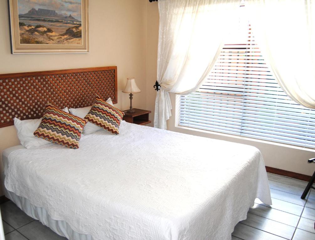 En eller flere senge i et værelse på Willow Cottage George