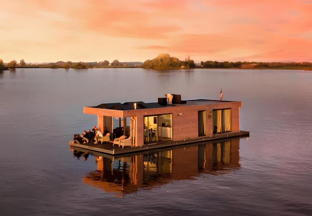 Výhled na řeku, která protéká v blízkosti ubytování na lodi