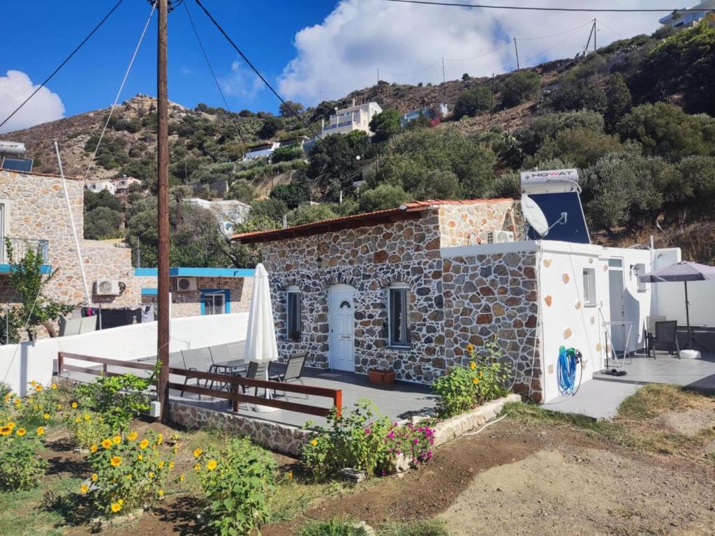 una piccola casa sul fianco di una collina di Markos House a Calimno (Kalymnos)