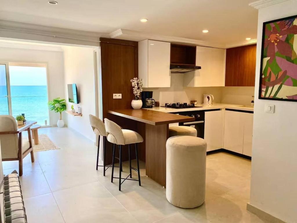 Kuchyň nebo kuchyňský kout v ubytování Lcume Blanche - apartment with feet in the water