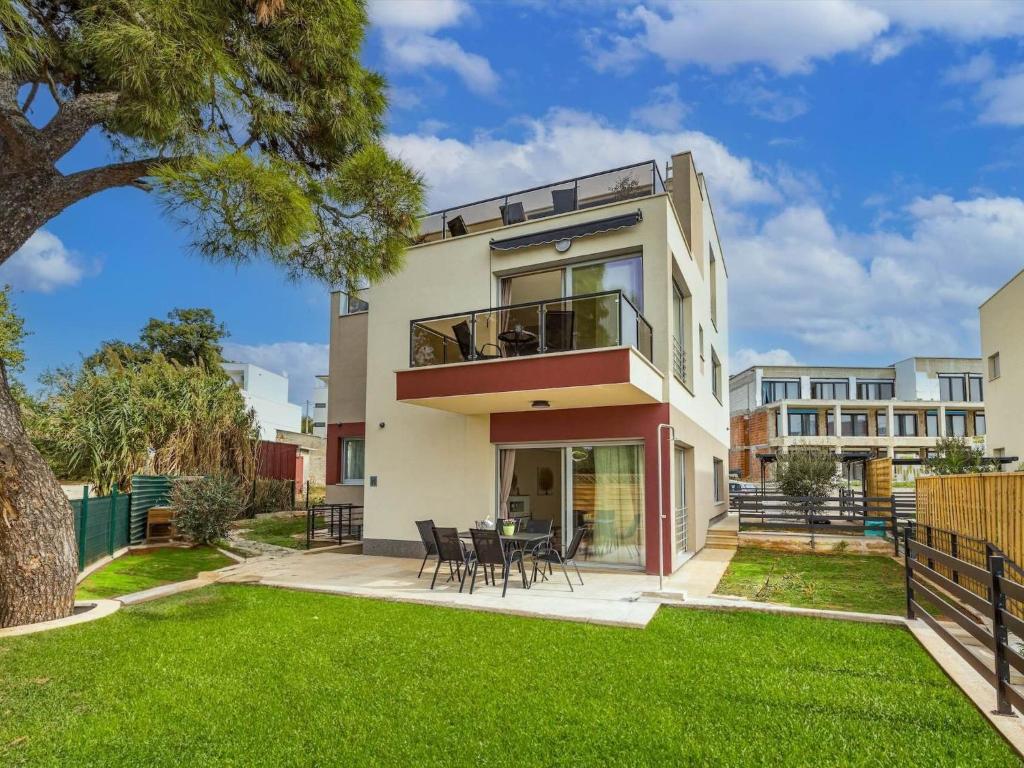 Holiday Home Villa Palma - Luxusvilla am Meer für 6 Personen by Interhome