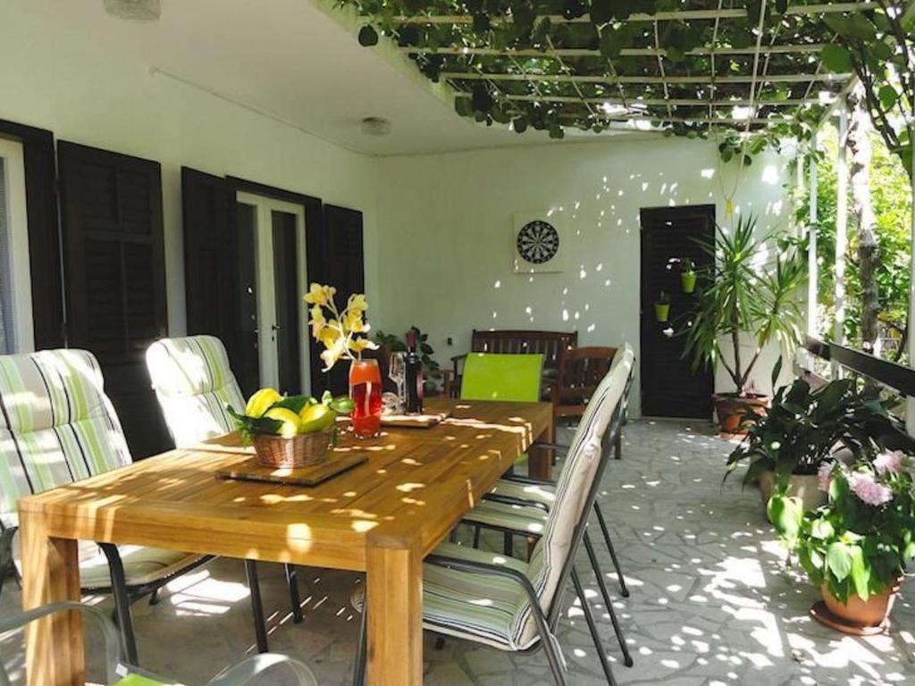 Holiday Home Karmen auf zwei Ebenen mit Garten by Interhome