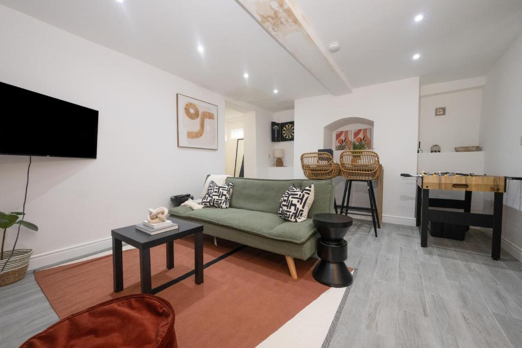 TV a/nebo společenská místnost v ubytování 1-Bed Flat Near Gloucester Cathedral & Historic Docks