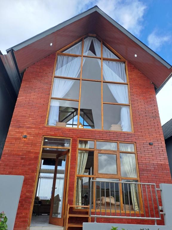 ein großes Fenster an der Seite eines Hauses in der Unterkunft Carika Cabin in Diyeng