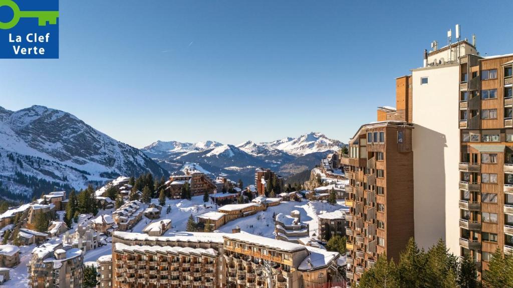 En generel udsigt til bjerge eller udsigt til bjerge taget fra lejlighedshotellet