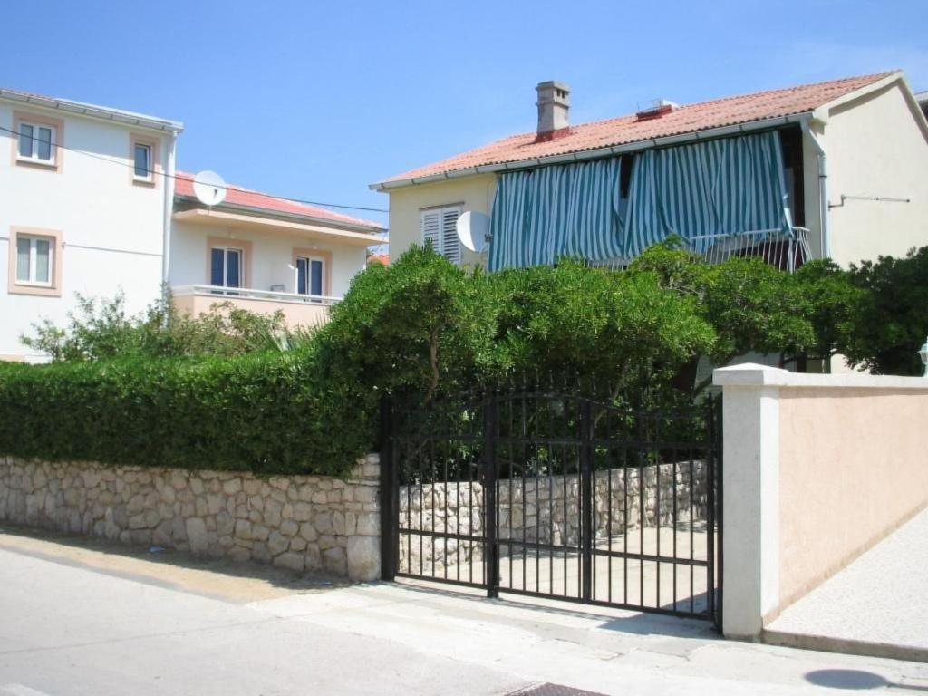 Apartment Große Ferienwohnung in Pag mit Privater Terrasse by Interhome