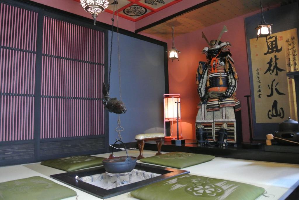 京都市にある宿ya 京都 下鴨のテーブル、ボウル、椅子付