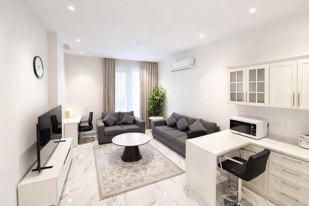 un soggiorno con un divano e un tavolo di Najd Cozy Apartment a Dammam