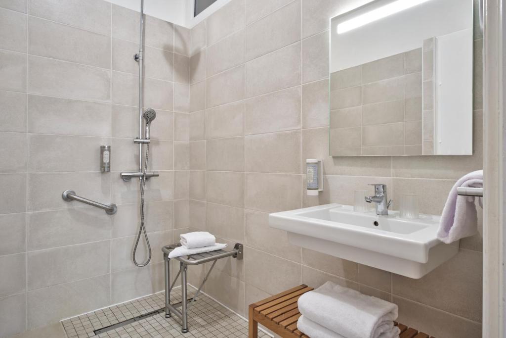 The Originals City, Hôtel Mondial, Perpignan - Triple Room - Disability Access