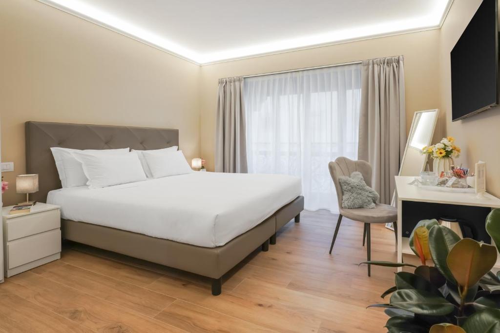 ein Schlafzimmer mit Bett, Schreibtisch und Fenster in der Unterkunft B&B Le Stanze del Duomo in Florenz