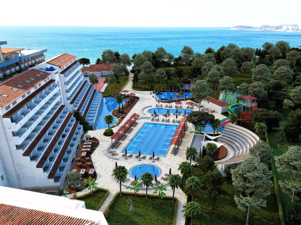 een bovenaanzicht van een resort met zwembad bij Batıhan Beach Resort & Spa in Kuşadası