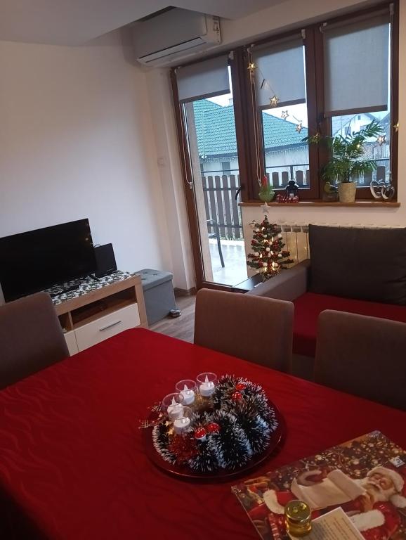 een woonkamer met een tafel met een kerstboom erop bij Apartman 2 RIBIČ in Ogulin