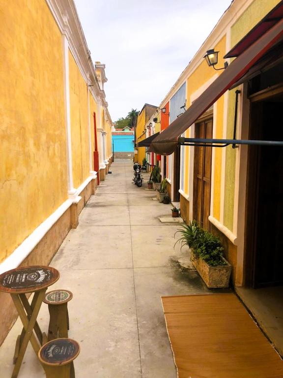 an empty alley with tables and chairs next to buildings at Beco do Curupira Bangalô in São Luiz do Paraitinga