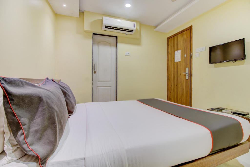 En eller flere senge i et værelse på Hotel O Address Inn