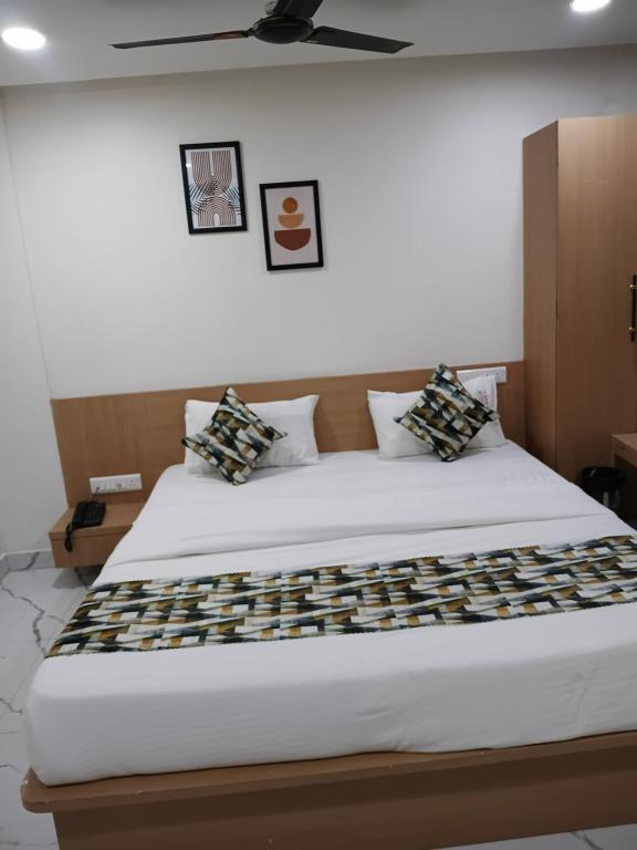 a bedroom with a large bed in a room at Hotel meghshyam in Sānand