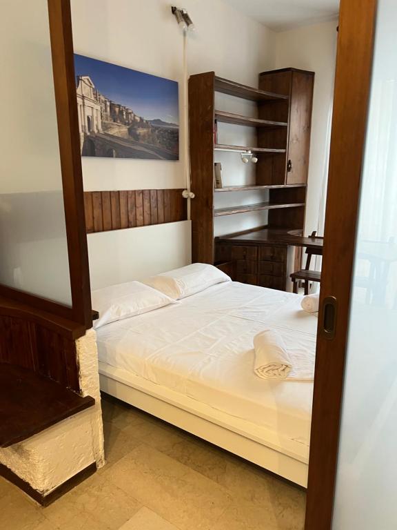 een slaapkamer met een bed en een schilderij aan de muur bij Rustic Apartment in Bergamo