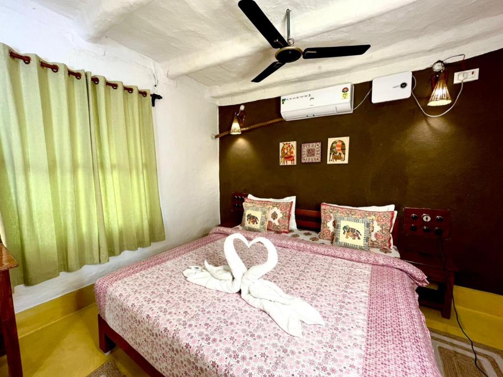 Ένα ή περισσότερα κρεβάτια σε δωμάτιο στο Vindhyavan Mud House