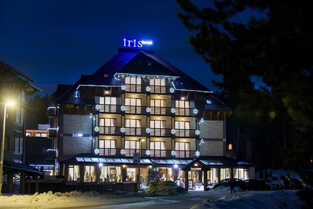 un grande edificio illuminato di notte di Iris Zlatibor a Zlatibor