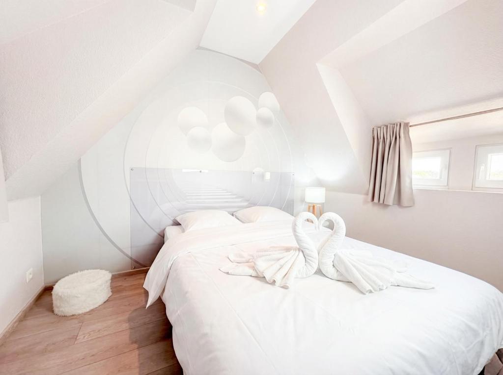 a white bedroom with a bed with white sheets at Chic&Cosy - Vue exceptionnelle - Centre Haguenau in Haguenau
