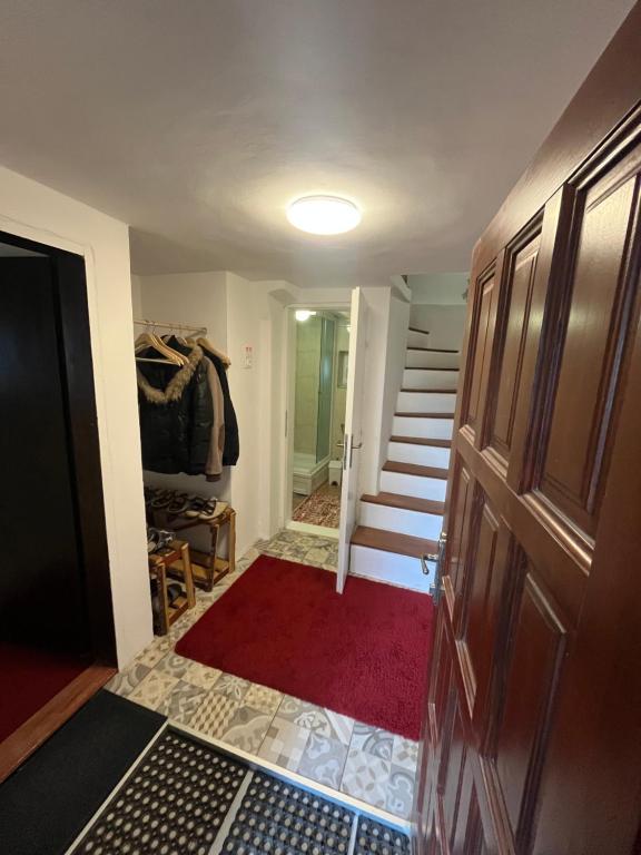 亚霍里纳SagaT Jahorinka的走廊上设有楼梯和红色地毯