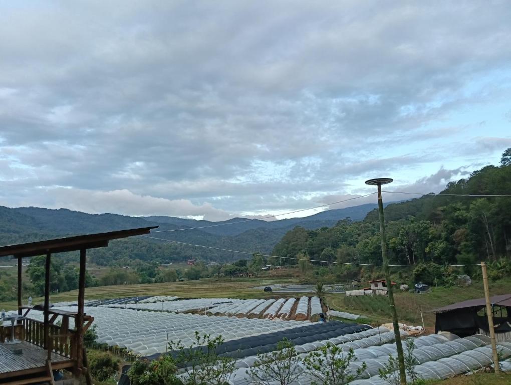 uitzicht op een rivier met bergen op de achtergrond bij Chanya homestay in Ban Yang