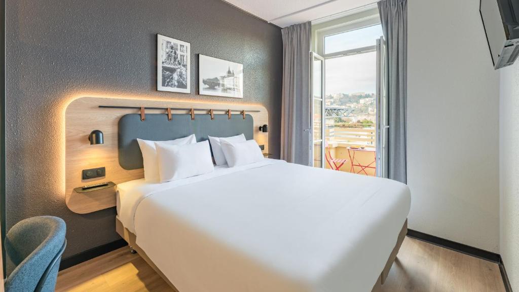 een hotelkamer met een groot bed en een raam bij Campanile PRIME - Lyon Centre - Gare Perrache in Lyon