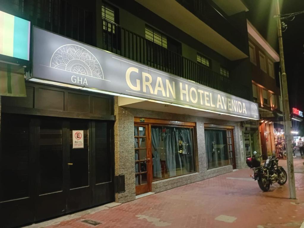 格塞尔镇Gran Hotel Avenida的一座有夜间酒店标志的建筑