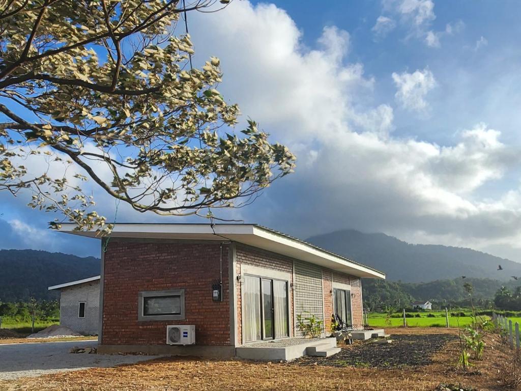 Cảnh núi rừng hoặc tầm nhìn ra núi từ nhà nghỉ dưỡng