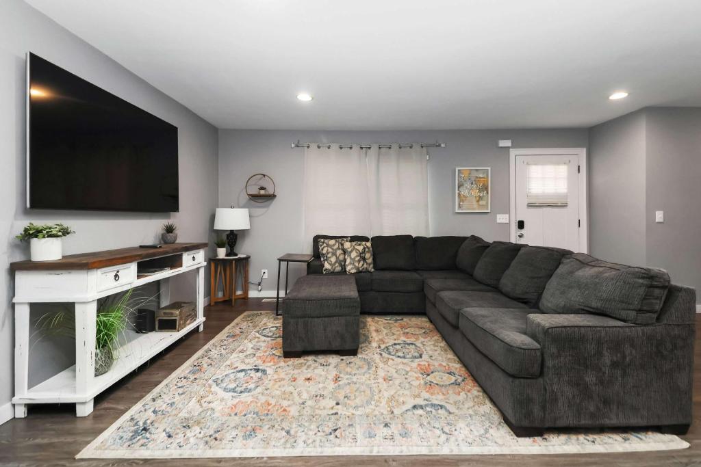 Et opholdsområde på Bright Open Plan Home, Covered Patio, Trail Access