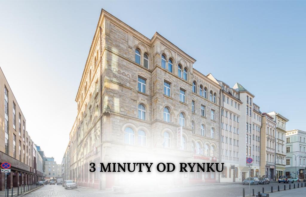 een groot bakstenen gebouw met de woorden Ministerie van Kyrhov bij Hotel Lothus in Wrocław