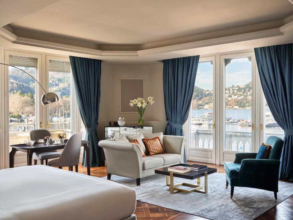 een hotelkamer met een bed en een groot raam bij Palazzo Venezia in Como