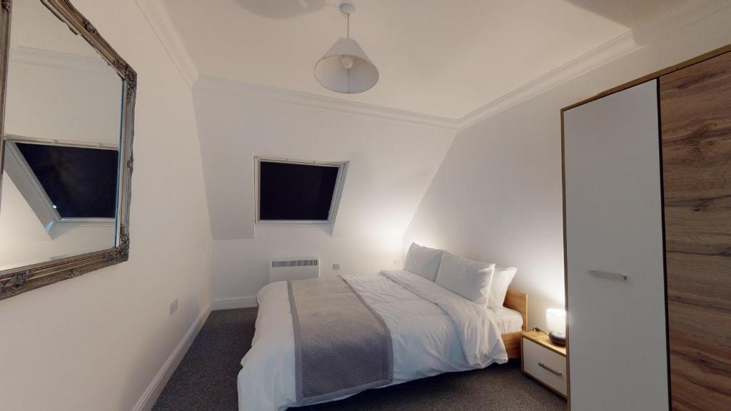 En eller flere senge i et værelse på K Suites - Bridge Apartments