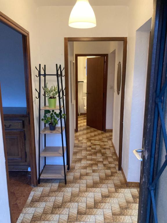 een hal met een trap en een kamer met een deur bij 2chambres 70m2 proche centre ville in Alès
