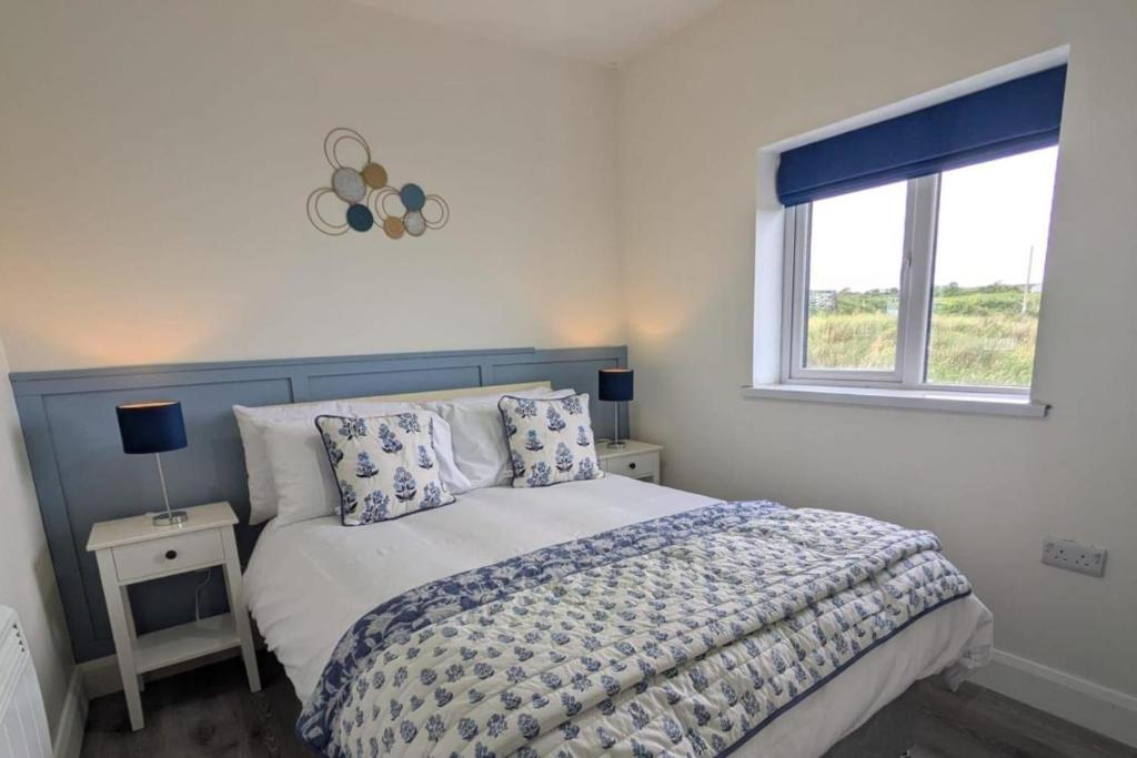 Giường trong phòng chung tại Apartment - Sleeps 4 - Near Aran Islands - Parking