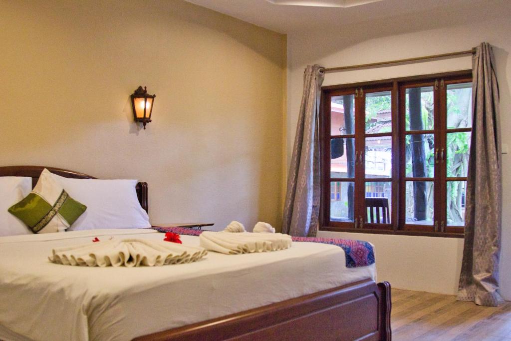 En eller flere senge i et værelse på Lanta White Rock Resort