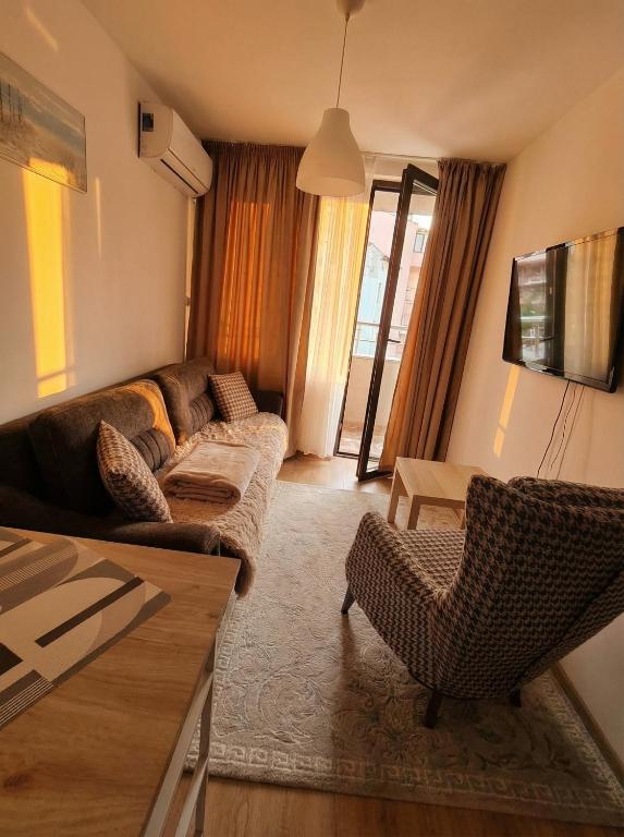 een woonkamer met een bank en een tafel bij Apartament Khan Kubrat in Sandanski