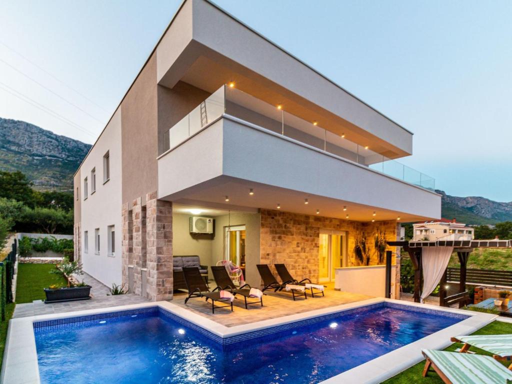 Holiday Home Villa Olea- Pool- Grill- Nähe Flughafen Split by Interhome